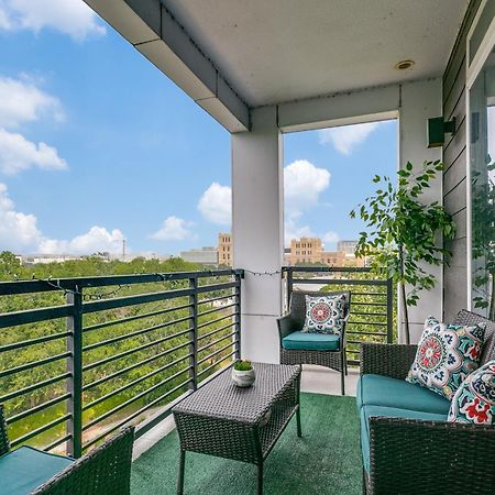 Beautiful Condo On Riverwalk W King Ste Free Parking Pet Friendly Centrally Located On The Riverwalk ซานอันโตนิโอ ภายนอก รูปภาพ