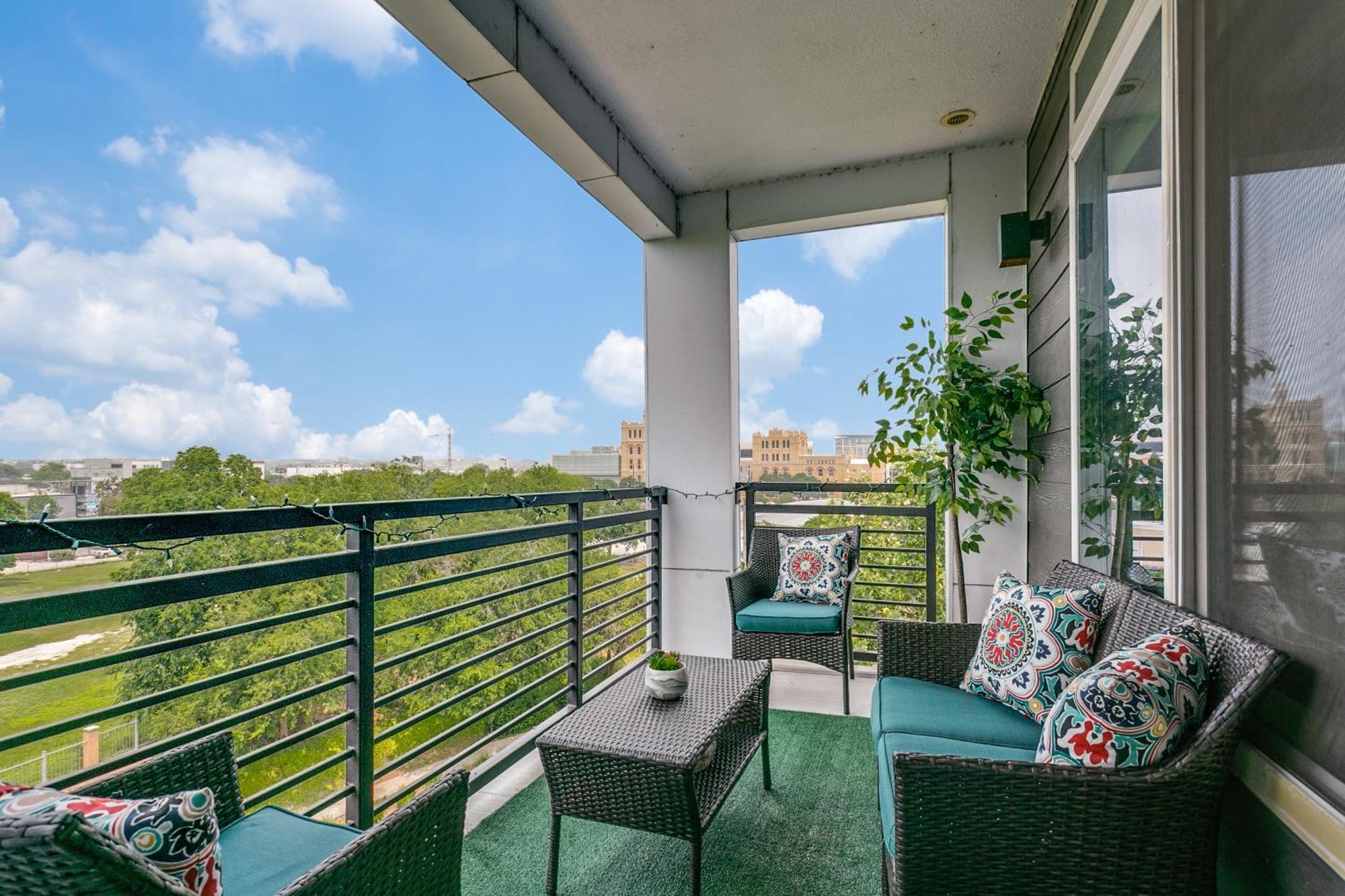 Beautiful Condo On Riverwalk W King Ste Free Parking Pet Friendly Centrally Located On The Riverwalk ซานอันโตนิโอ ภายนอก รูปภาพ