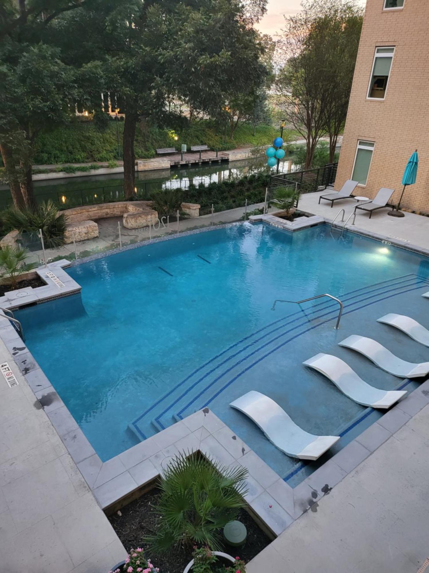 Beautiful Condo On Riverwalk W King Ste Free Parking Pet Friendly Centrally Located On The Riverwalk ซานอันโตนิโอ ภายนอก รูปภาพ