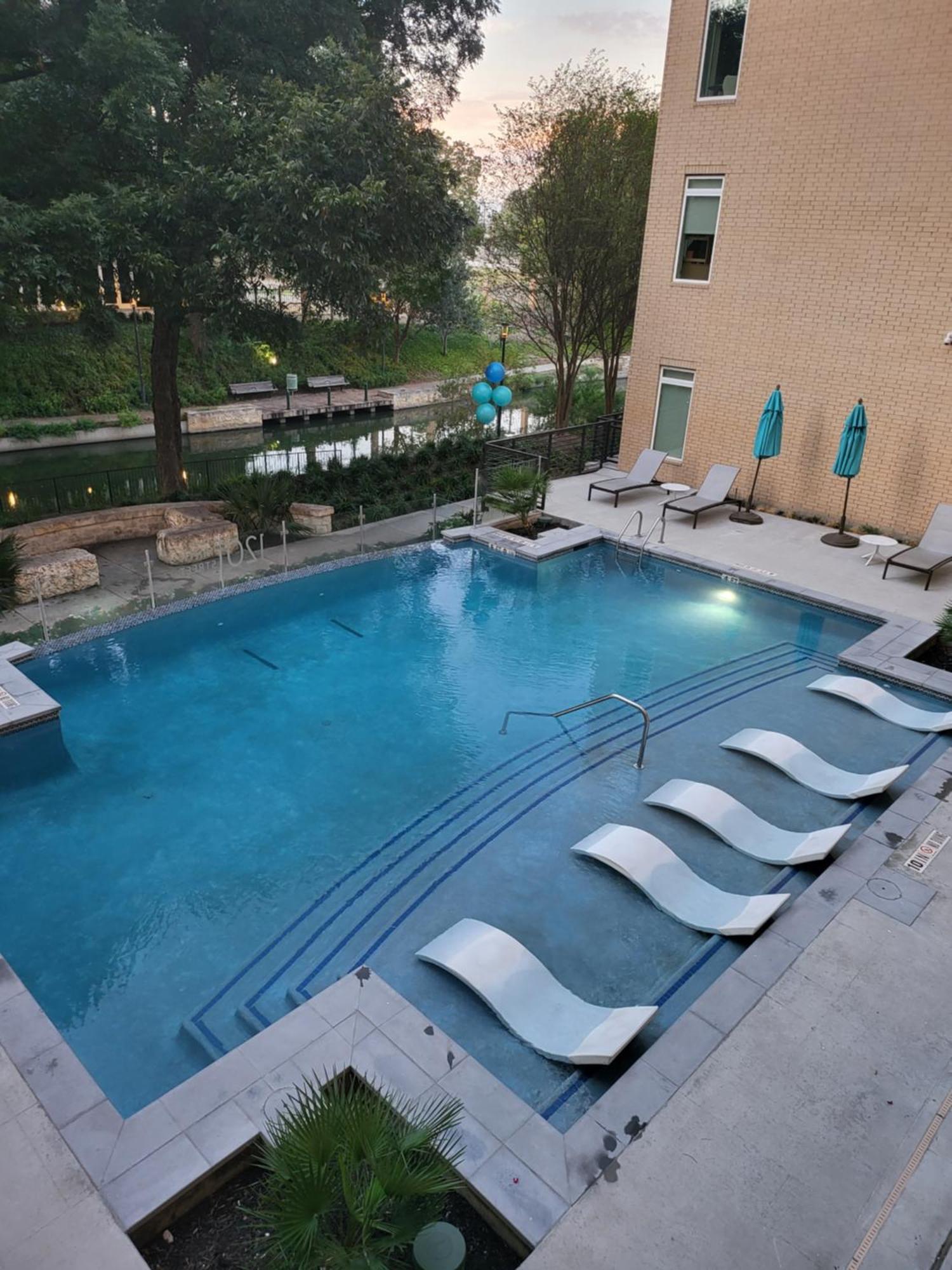 Beautiful Condo On Riverwalk W King Ste Free Parking Pet Friendly Centrally Located On The Riverwalk ซานอันโตนิโอ ภายนอก รูปภาพ